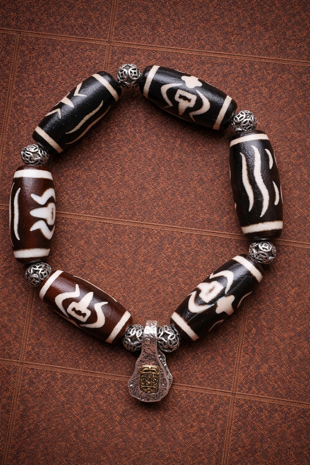 Tibetan Dzi Bead Bracelet – Tibetan Style with Silver Spacer Beads