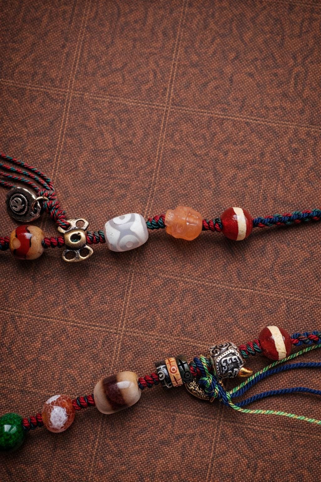Double Tiger Tooth Dzi Necklace – Tibetan Agate Amulet | Adjustable Cord