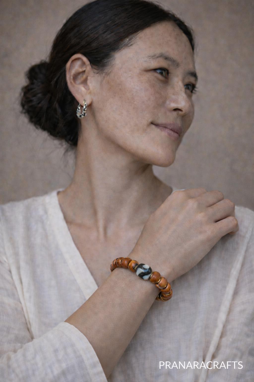 Yak Bone Skull Bracelet with Dzi Bead – Tibetan-Inspired Vintage Protection Amulet