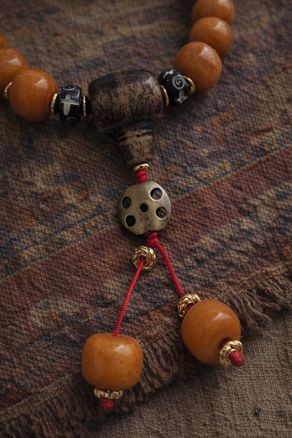 Yak Bone Three-Eyed Dzi Bracelet – Tibetan Handcrafted Mala