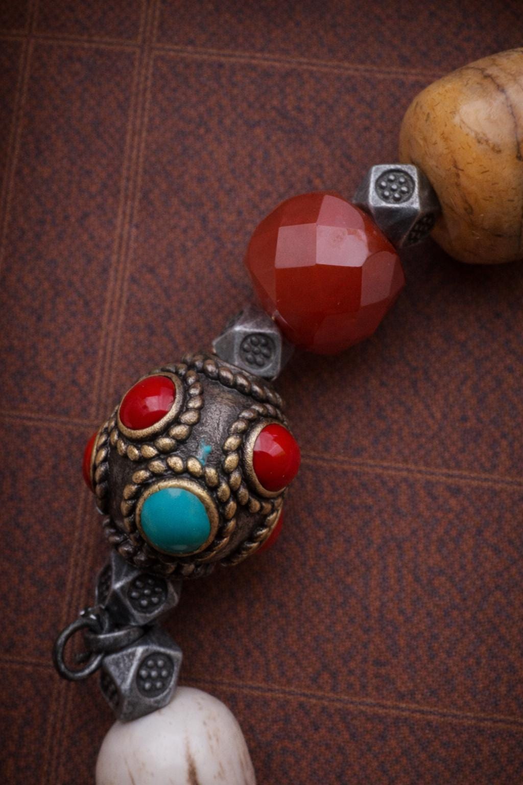 Tibetan Multi-Bead Yak Bone Bracelet with Dzi Bead, Agate & Skull Charm – Vintage Wrist Mala